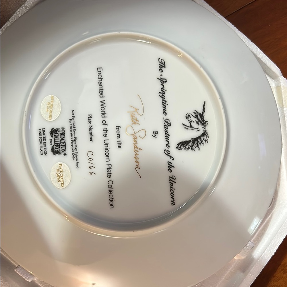 White Porcelain Dinnerware Plate with Gold Trim